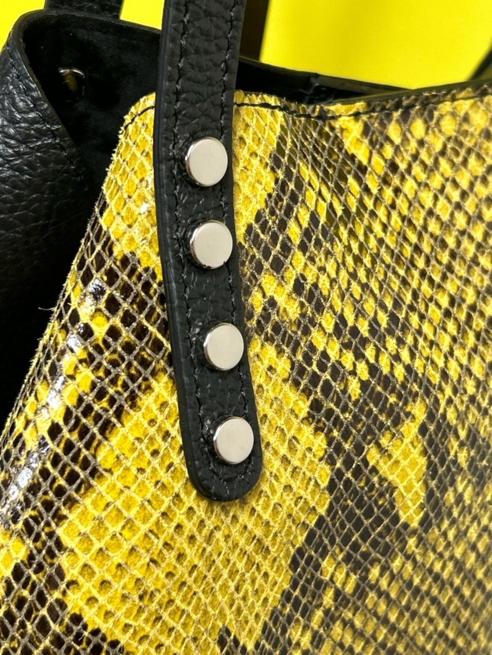 Borse in Pelle 2fer Yellow Snake-Print Tote Bag w/Travel Pouch Approx. 20x11 x 7 - Picture 10 of 17